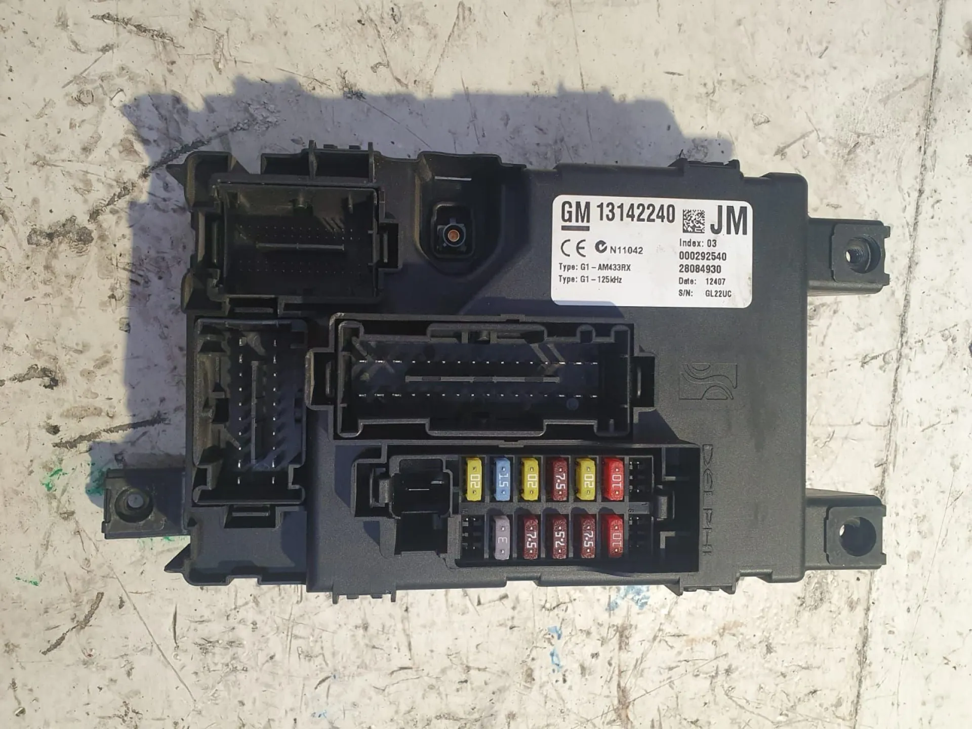 CENTRALINA PORTA FUSIBILI con codice 13142240 / 000292540 / 28084930 / N1042 / G1-AM433RX da OPEL Corsa D 5P 1Â° Serie 1200 Benzina (2009)