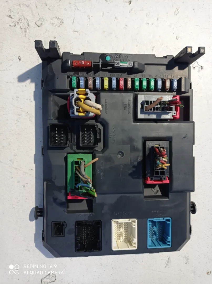 CENTRALINA PORTA FUSIBILI con codice 9664983080 da PEUGEOT 207 2Â° Serie 1400 Diesel (2011)