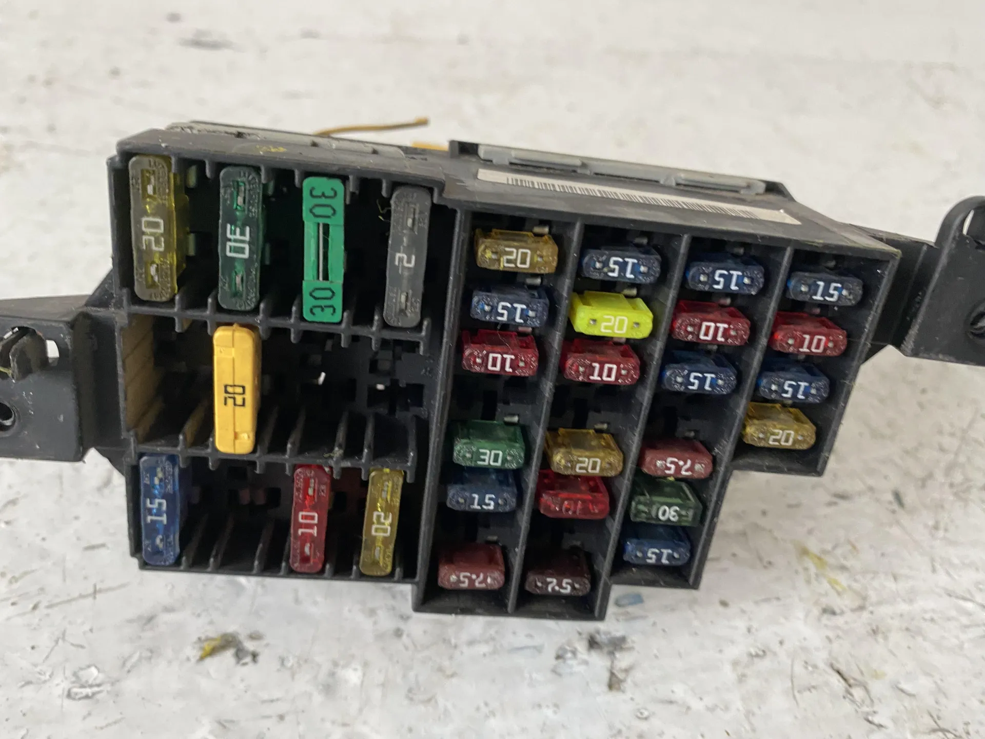 CENTRALINA PORTA FUSIBILI con codice 7703297597 da RENAULT Clio Serie (04>08) 1500 Diesel con codice motore K9K/K9K (2003)