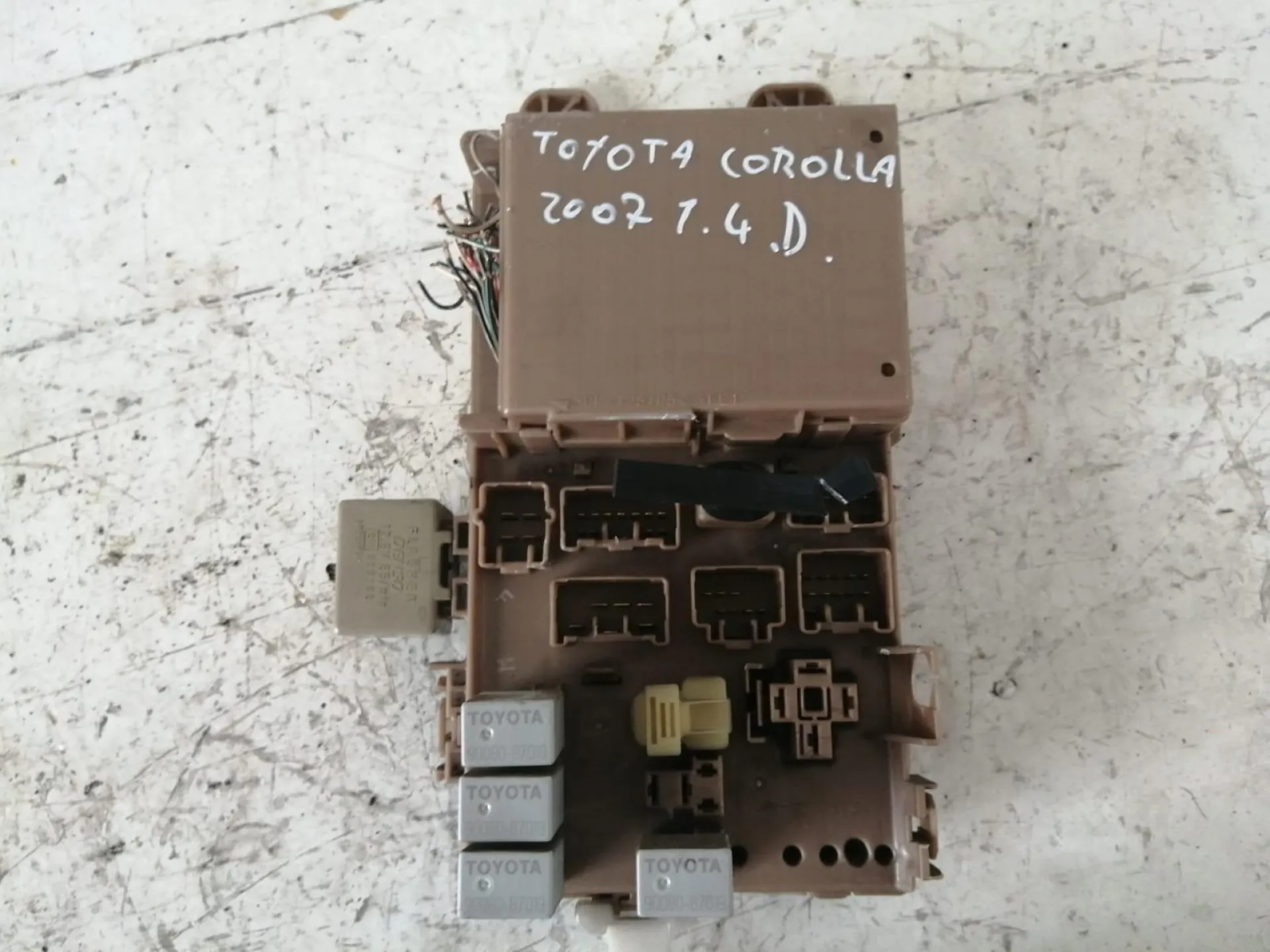 CENTRALINA PORTA FUSIBILI con codice 8264102040 da TOYOTA Corolla Berlina 4Â° Serie 1400 Diesel con codice motore 1ND/1ND (2007)