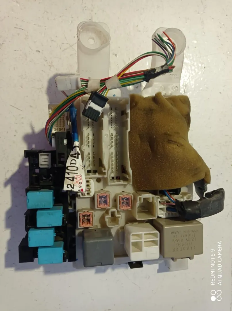CENTRALINA PORTA FUSIBILI con codice 827304201 da TOYOTA Rav4 4Â° Serie 2200 Diesel (2008)
