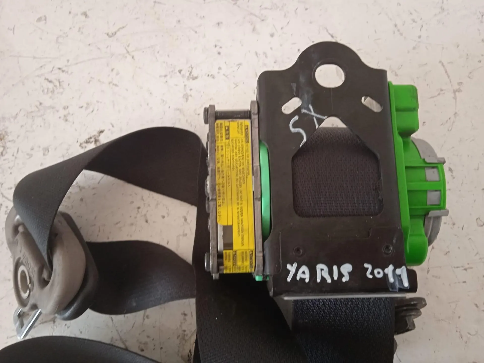 CINTURA DI SICUREZZA ANTERIORE SINISTRA con codice 3063559 da TOYOTA Yaris Serie (11>13) 1400 Diesel (2011)