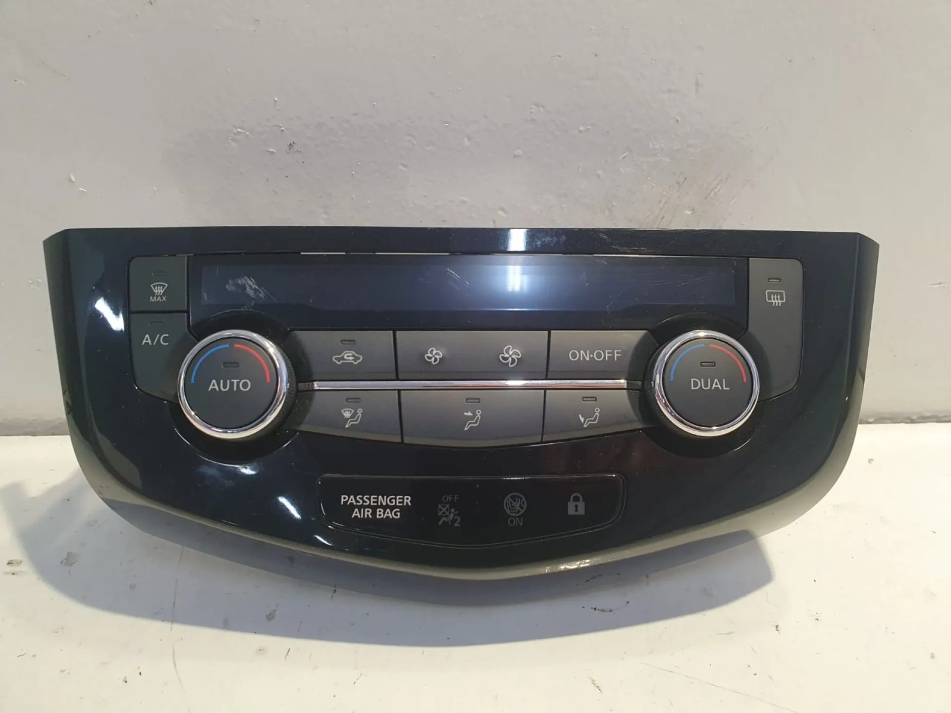 COMANDI CLIMA con codice 1359T907770 / 275004EA0A / DC12V T907770 / 20170921 / CCAB13LP2210T9 da NISSAN Qashqai Serie 1600 Diesel (2018)