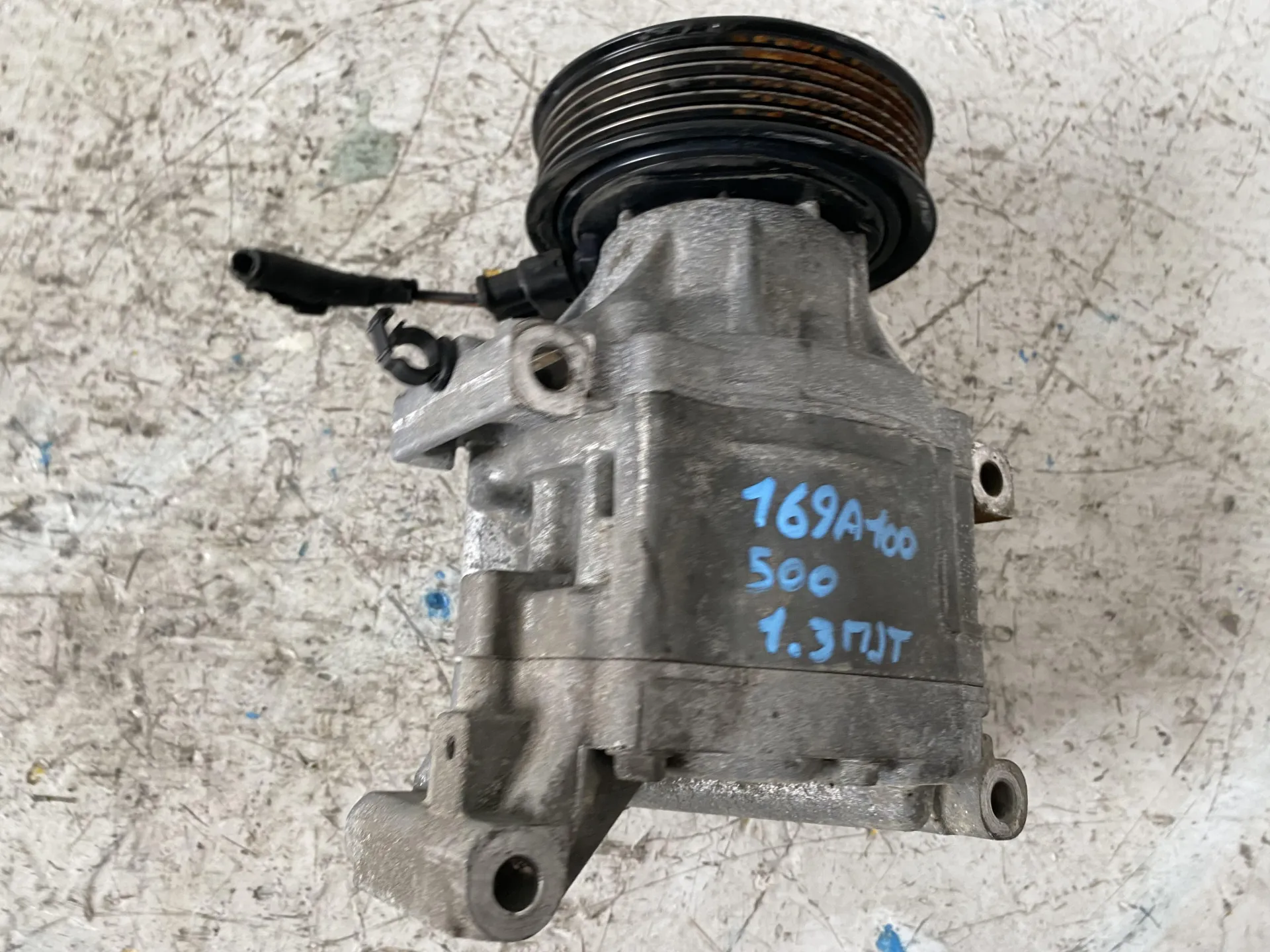 COMPRESSORE A/C con codice 5A7975600 da FIAT 500 Serie (07>14) 1300 Diesel con codice motore 169A1000/169A1000 (2009)