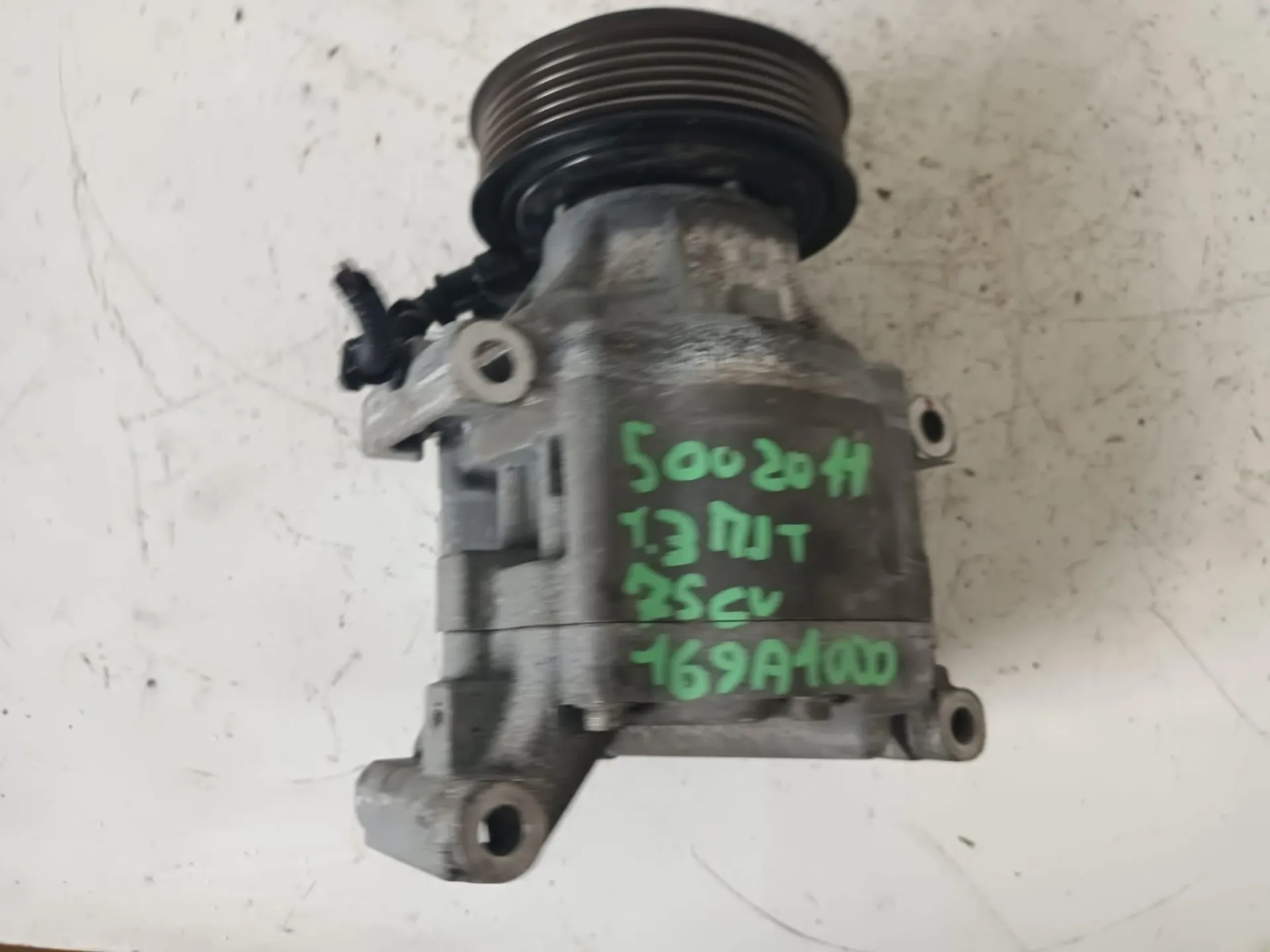 COMPRESSORE A/C con codice 5A7975600 da FIAT 500 Serie (07>14) 1300 Diesel con codice motore 169A1000/169A1000 (2011)
