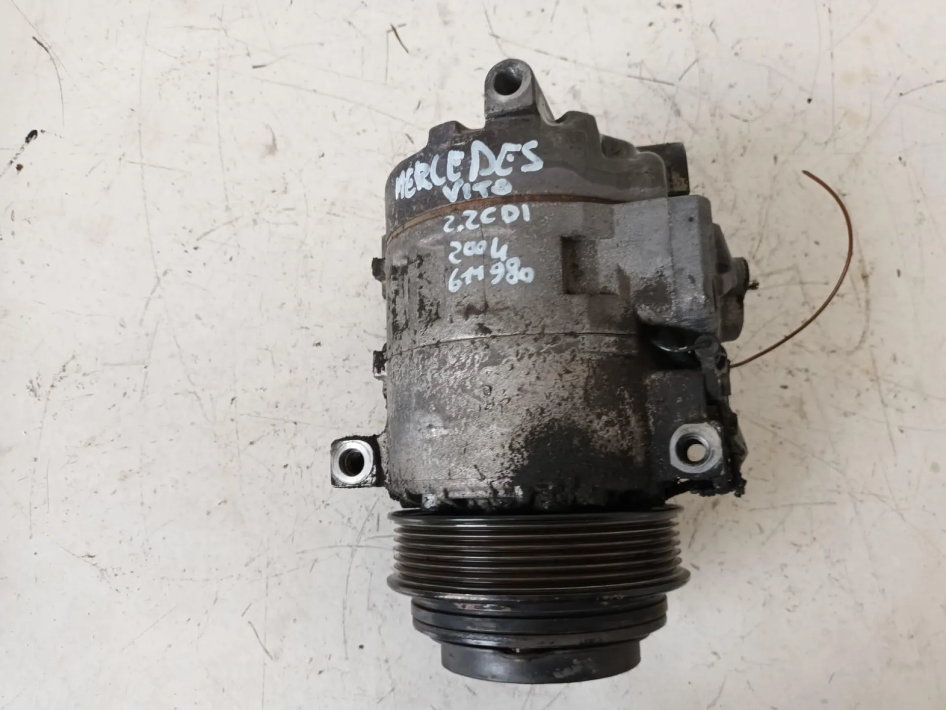 COMPRESSORE A/C con codice A0002342411 da MERCEDES Vito W639 2Â° Serie 2200 Diesel con codice motore 611980/611980 (2004)