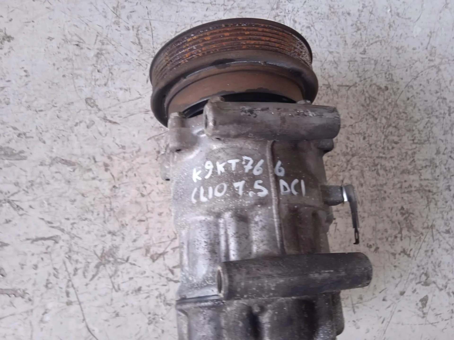 COMPRESSORE A/C con codice 8200365787 da RENAULT Clio Serie (04>08) 1500 Diesel con codice motore K9K T766/K9K T766 (2005)