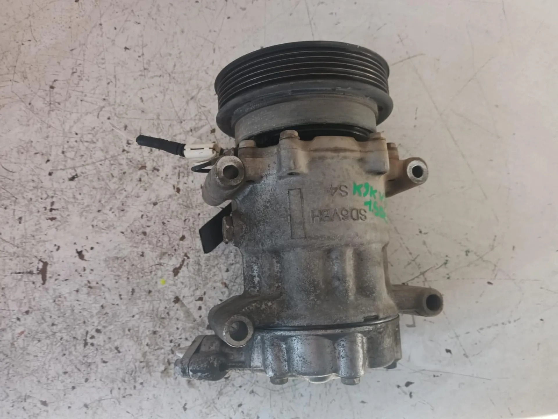 COMPRESSORE A/C con codice 8200315744 da RENAULT Clio Serie (04>08) 1500 Diesel con codice motore K9K V7/K9K V7 (2005)