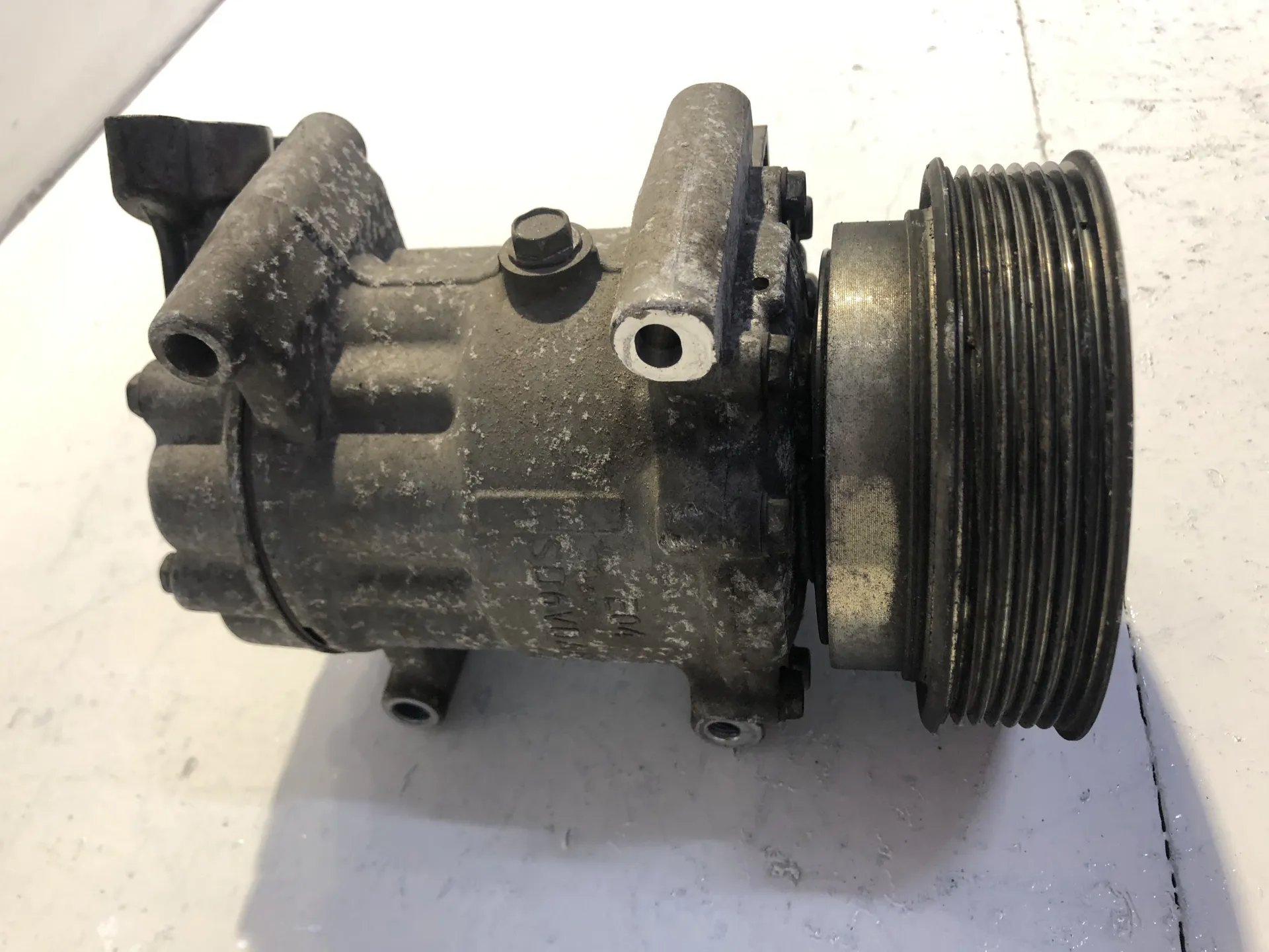 COMPRESSORE A/C con codice 08735602862 / 8200819568 / SD6V12 da RENAULT Clio Serie (08>15) 1200 Benzina (2010)