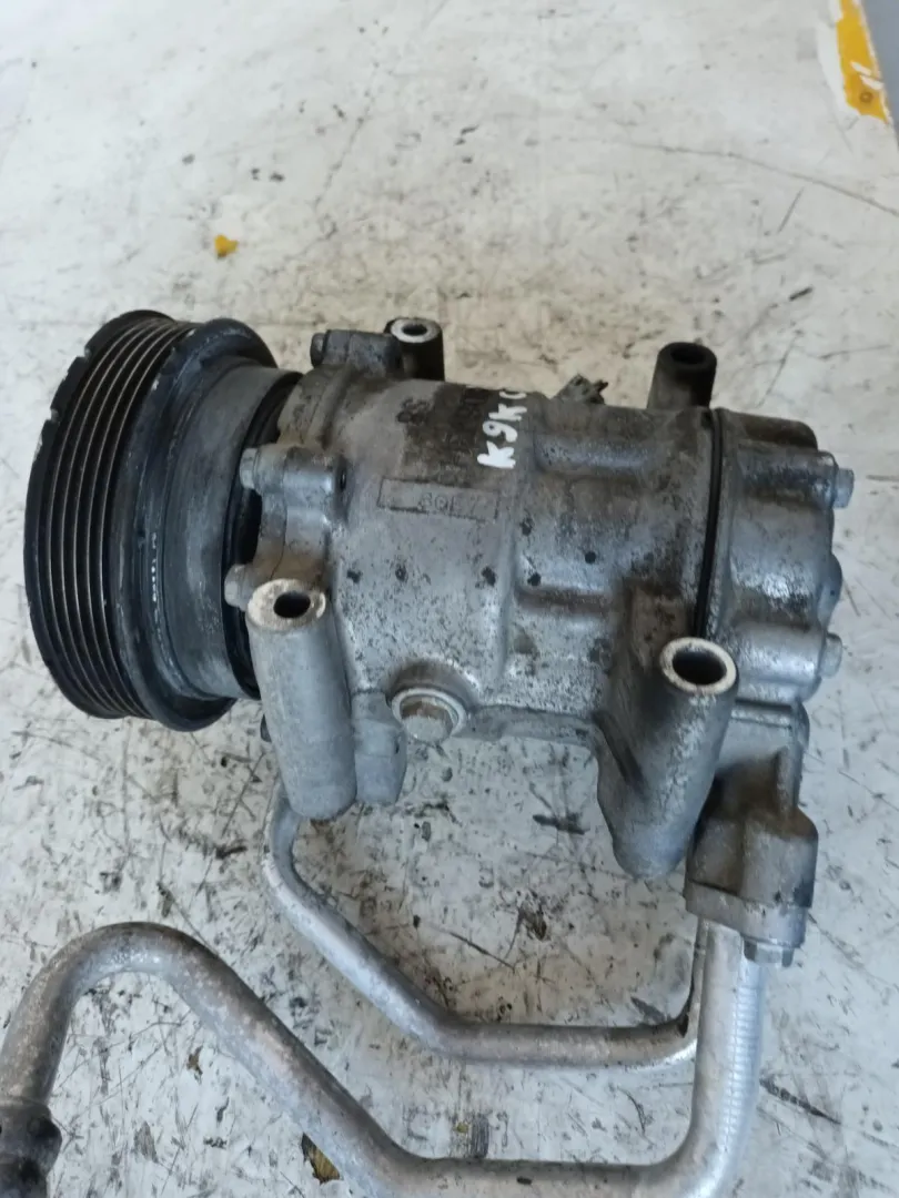 COMPRESSORE A/C con codice 8200365787 da RENAULT Clio Serie (08>15) 1500 Diesel con codice motore K9K (2009)