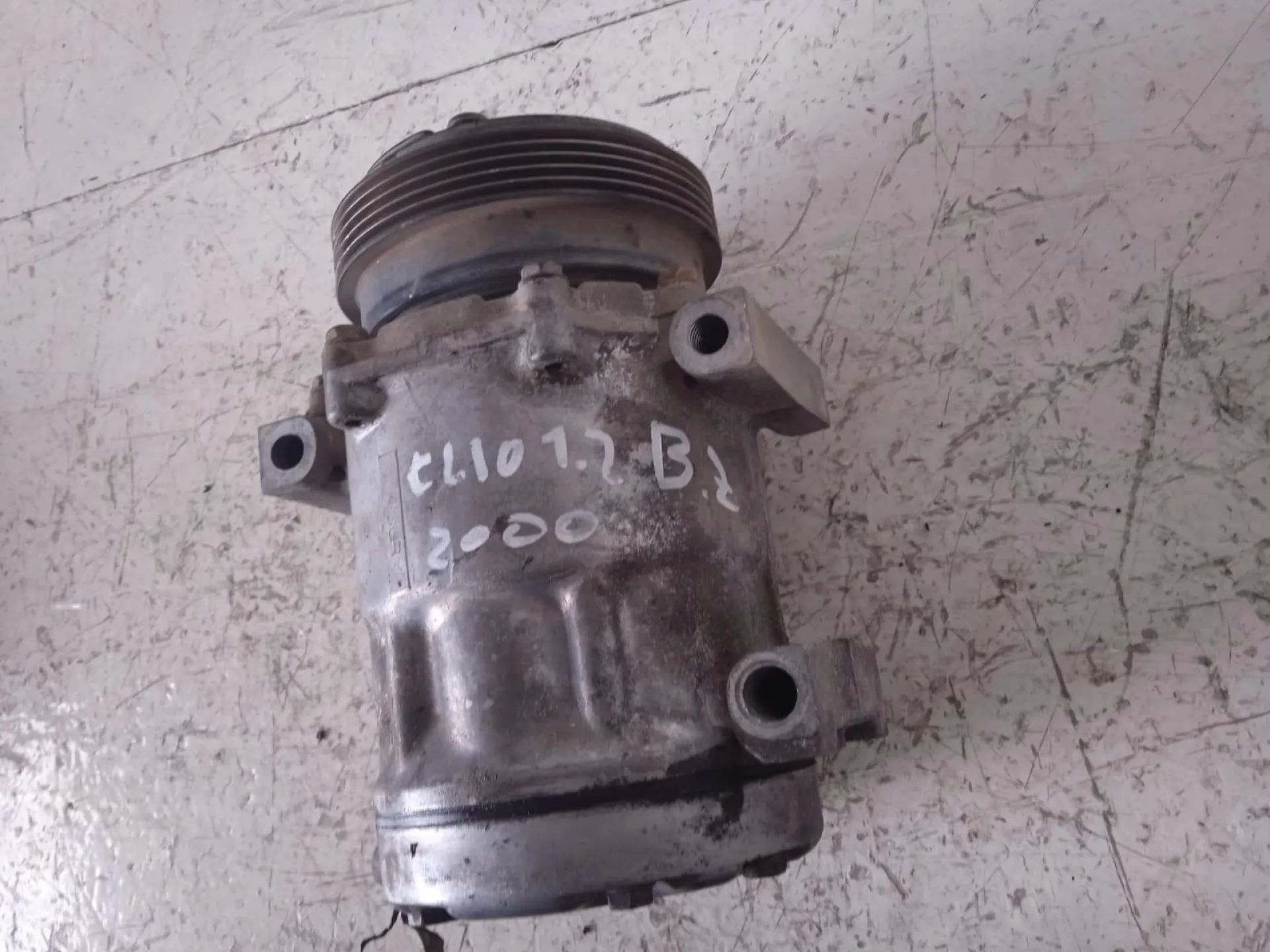 COMPRESSORE A/C con codice 7102612744 da RENAULT Clio Serie (99>01) 1200 Benzina con codice motore D4F/D4F (2000)