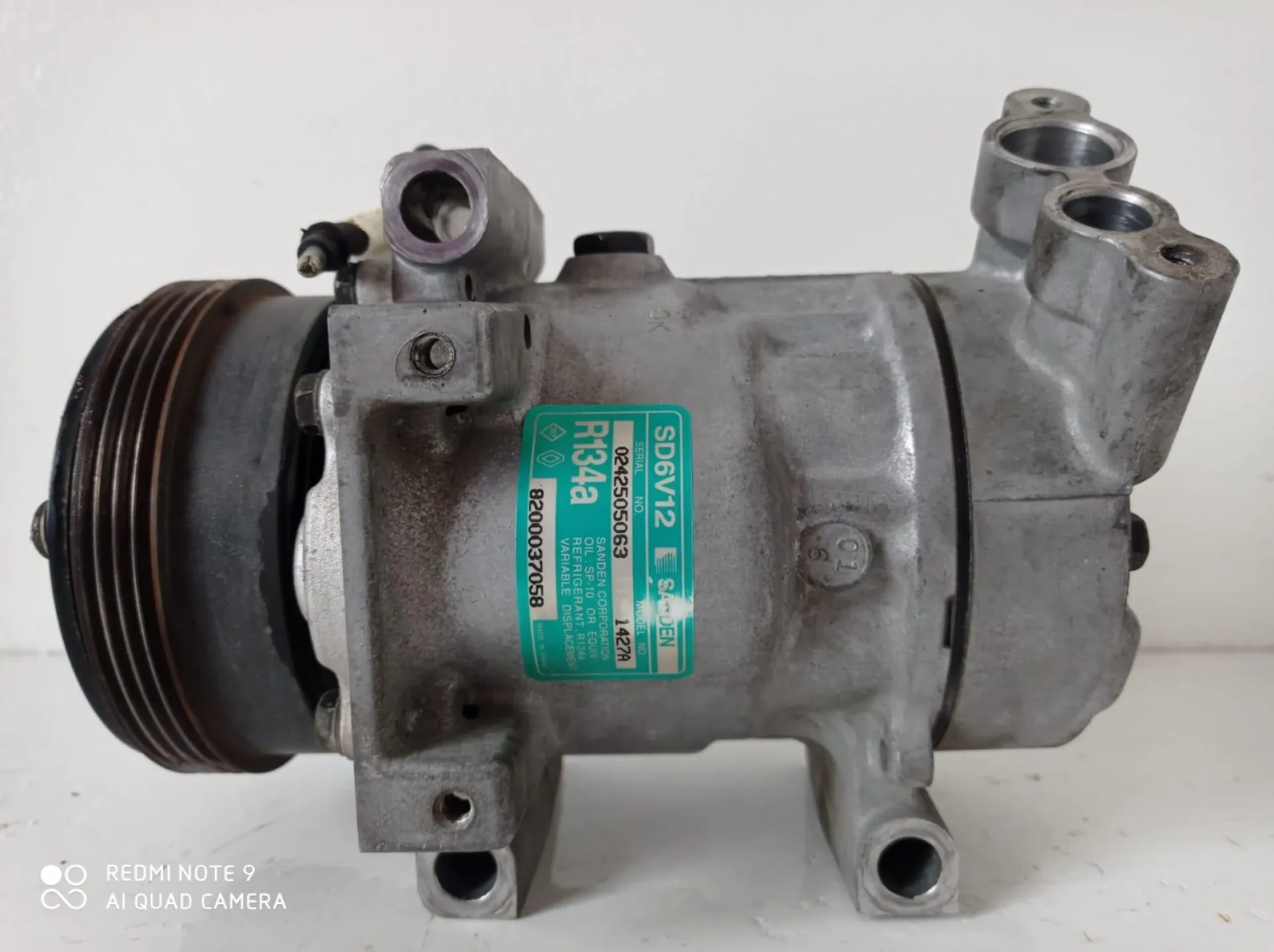 COMPRESSORE A/C con codice 8200037058 da RENAULT Twingo I serie (00>07) 1200 Benzina (2006)
