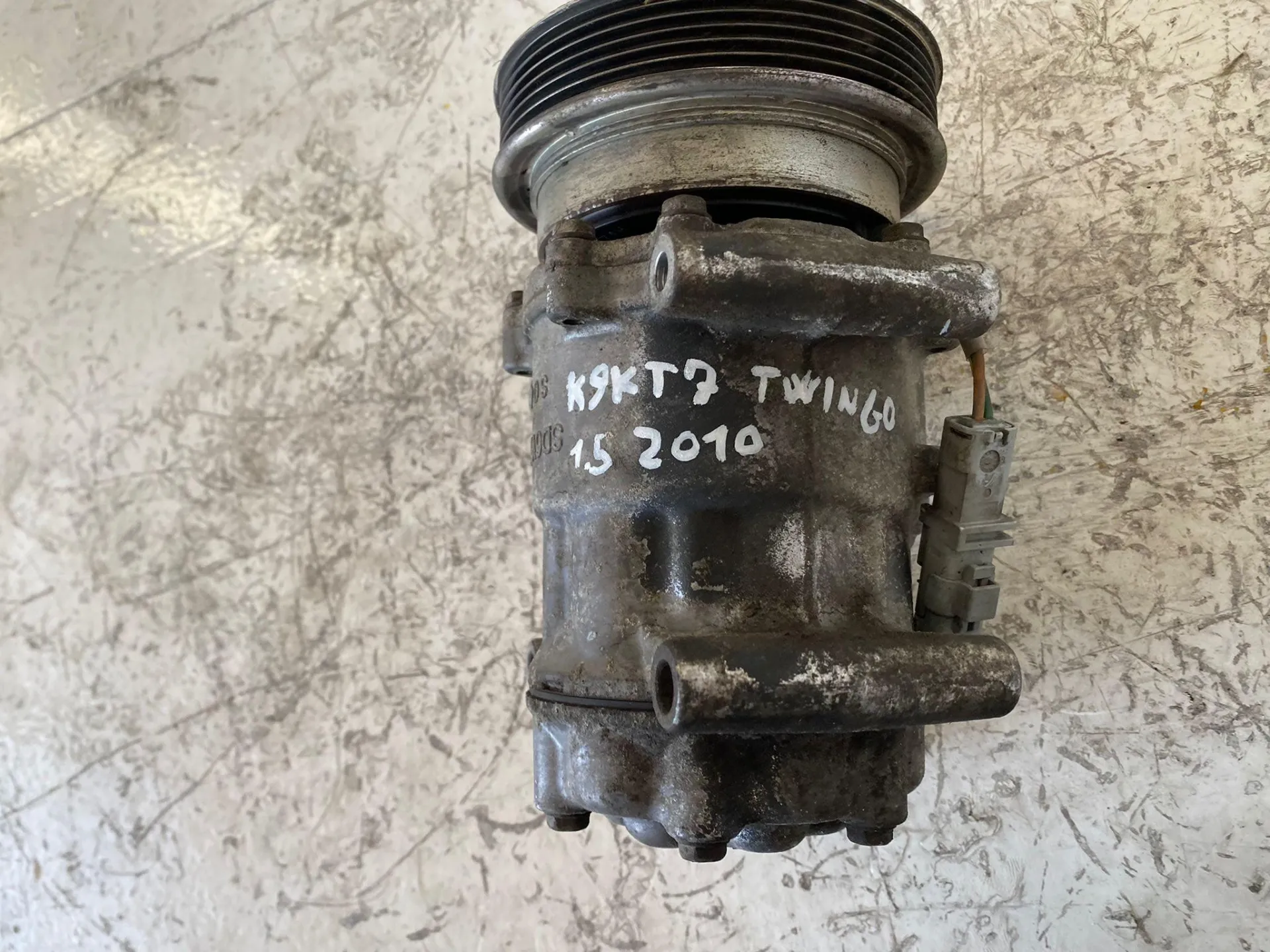 COMPRESSORE A/C con codice 8200651251 da RENAULT Twingo II serie (07>14) 1500 Diesel con codice motore K9K P7/K9K P7 (2010)