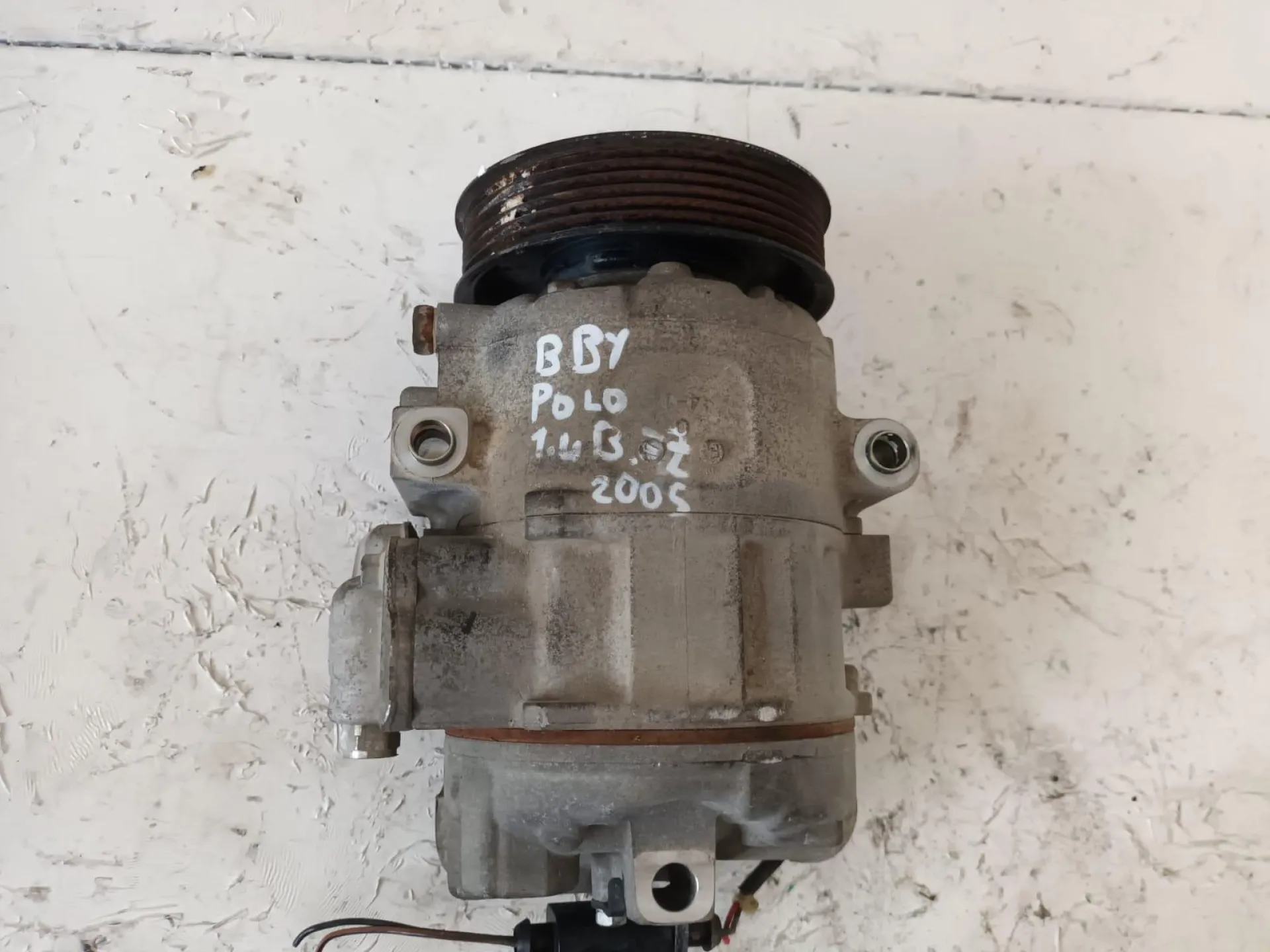 COMPRESSORE A/C con codice 6Q0 820 803D da VOLKSWAGEN Polo 4Â° Serie 1400 Benzina con codice motore BBY (2005)