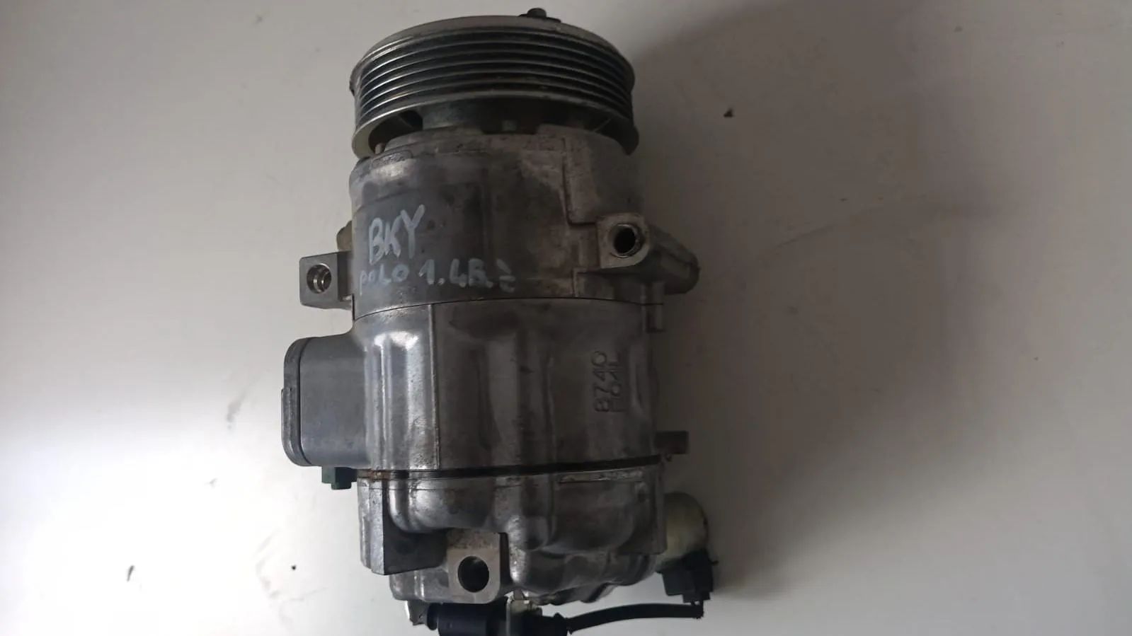 COMPRESSORE A/C con codice 6Q0820803 R da VOLKSWAGEN Polo 5Â° Serie 1400 Benzina con codice motore BKY/BKY (2010)
