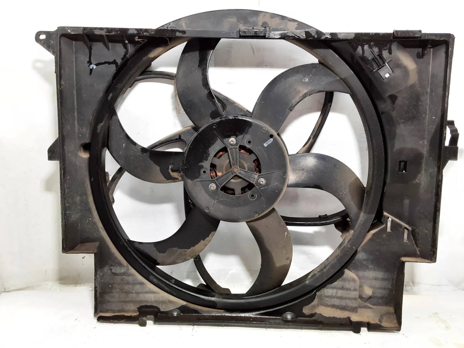 CONVOGLIATORE A/C CON ELETTROVENTOLA con codice 16326937515 da BMW Serie 1 Serie (E87) (07>) 2000 Diesel 105 kW / 143 CV