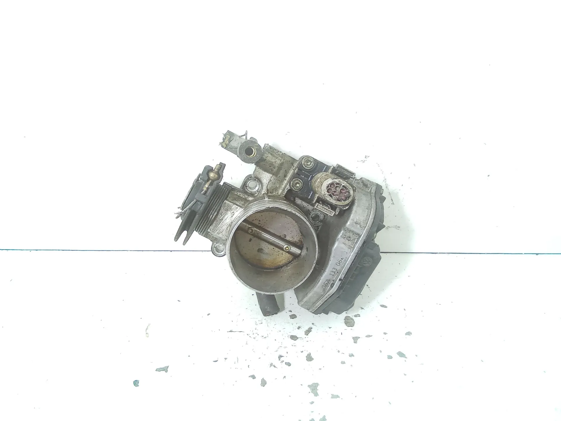 CORPO FARFALLATO con codice 06a133064 da AUDI A3 Serie (8L1) (96>03) 1600 Benzina 74 (1999)