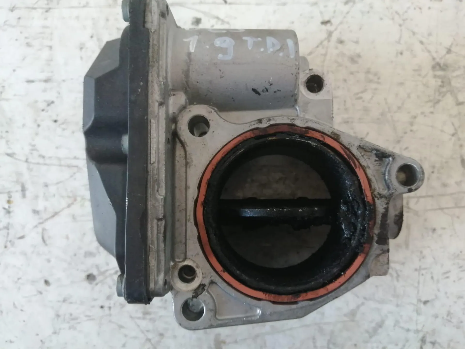 CORPO FARFALLATO con codice A2C53324665 da VOLKSWAGEN Golf 5 Berlina (03>08) 1900 Diesel con codice motore BLS/BLS (2008)