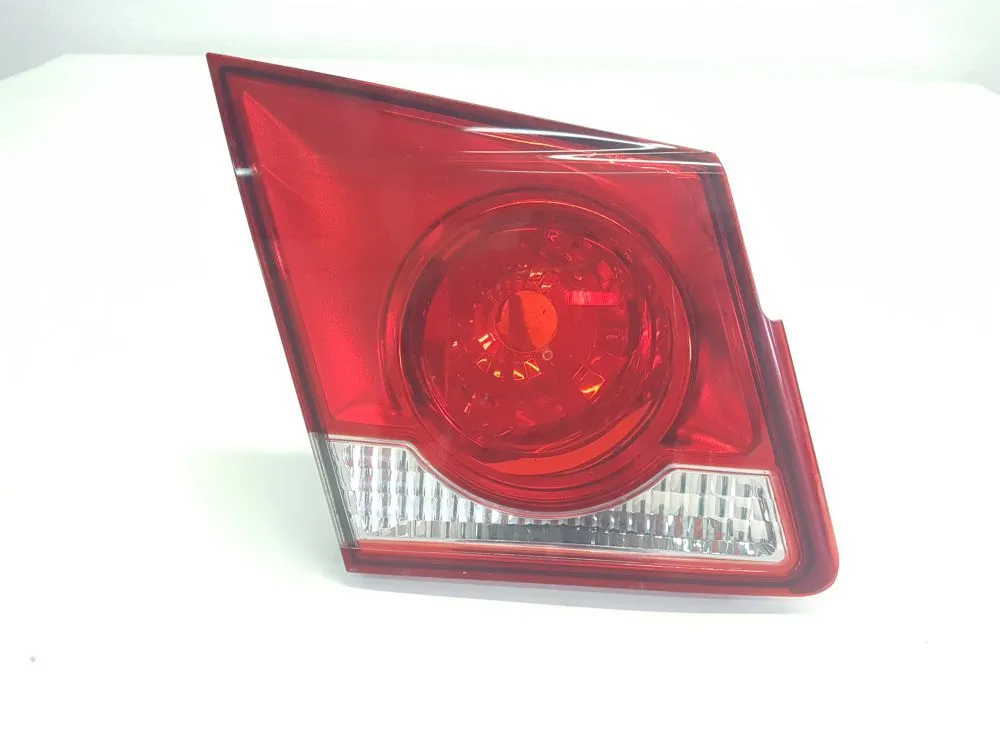 FANALE POSTERIORE SX A LED INTEGRATO NEL PORTELLONE con codice 95130772 da CHEVROLET Cruze Berlina 2000 Diesel 110 (2011)