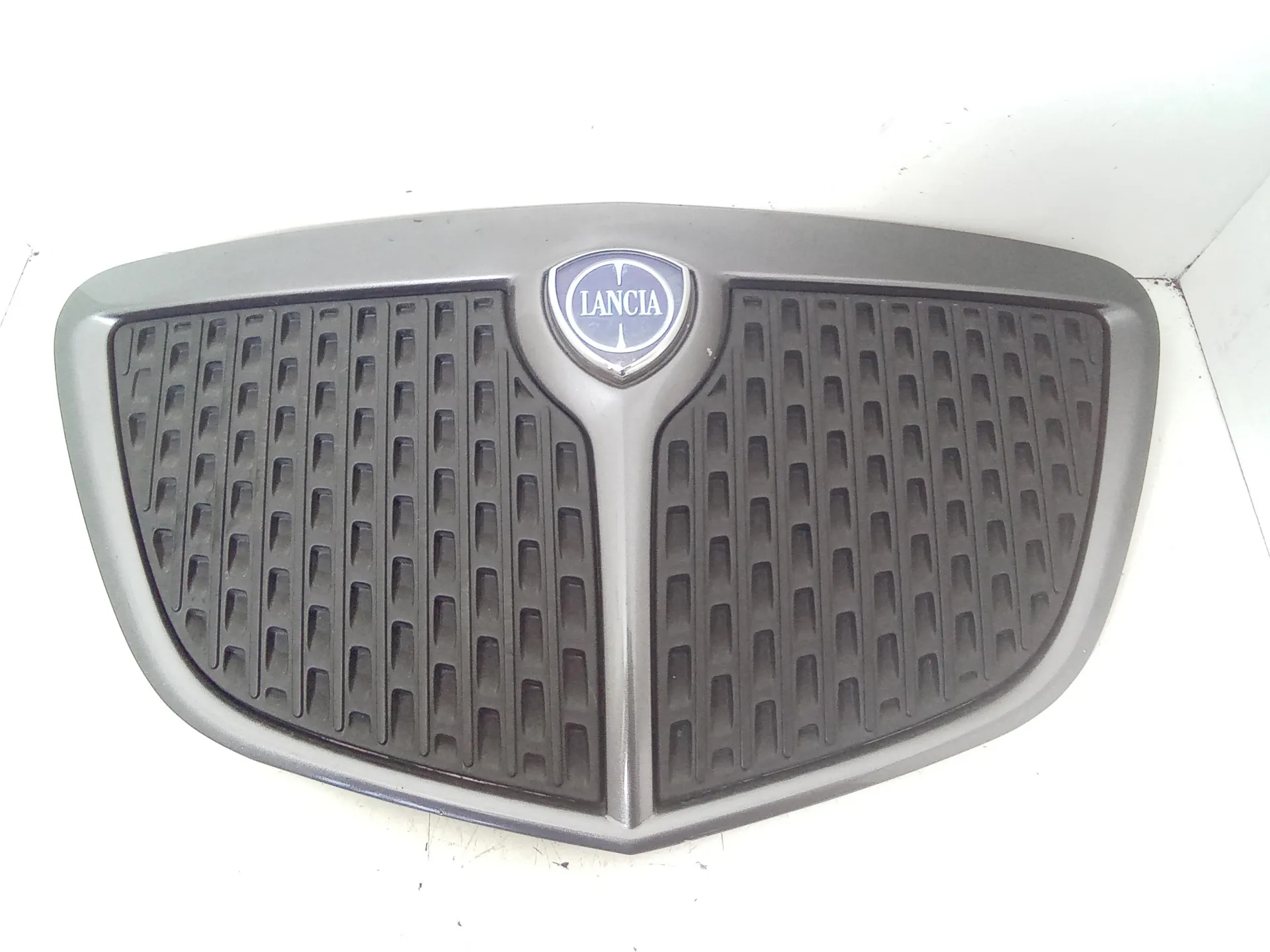 GRIGLIA ANTERIORE con codice 735425960 da LANCIA Ypsilon 4Â° Serie Benzina (2011)