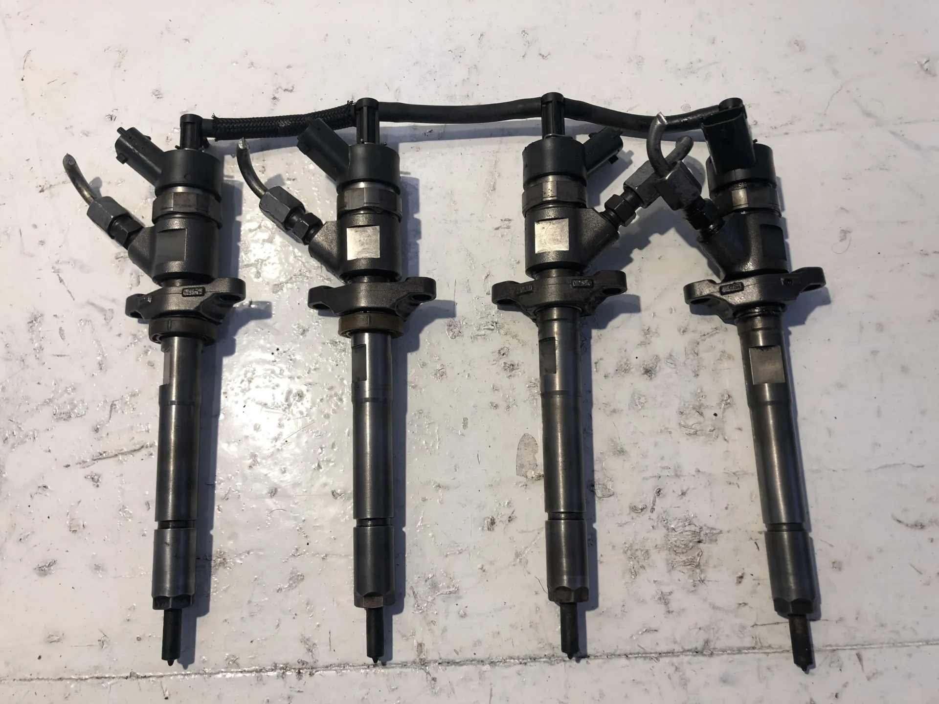 INIETTORI con codice 044511025 / 0C01 22302 328480 da FORD Focus Berlina 5Â° Serie 1600 Diesel (2013)
