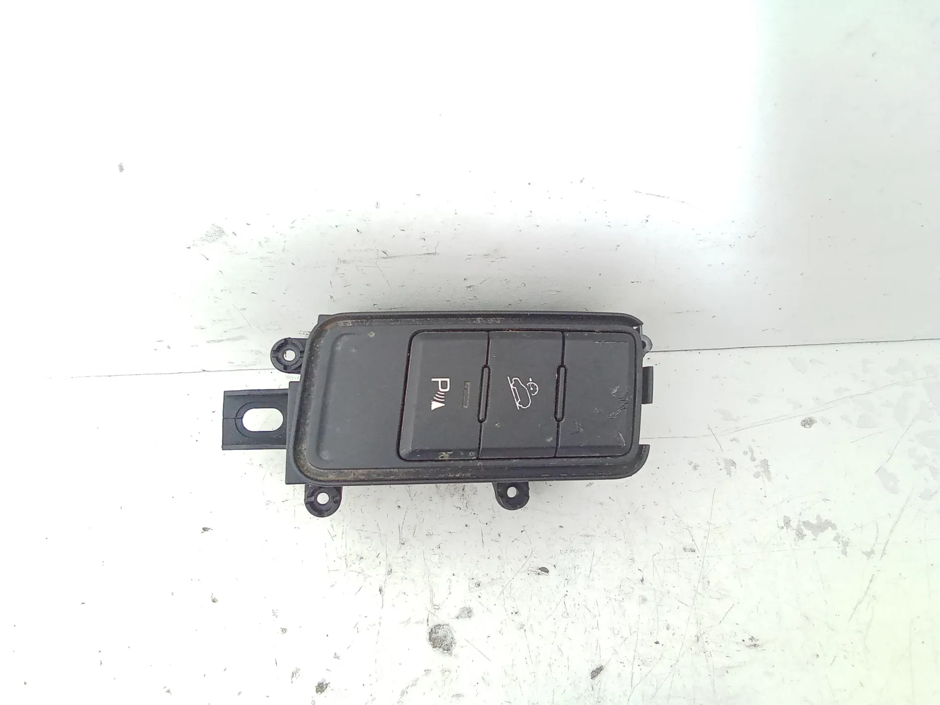 INTERRUTTORE CENTRALINA SENSORI DI PARCHEGGIO E INT. DSC con codice 93600-f1ad0 da KIA Sportage Serie (16>21) 1600 Diesel 85 kW / 116 CV (2019)