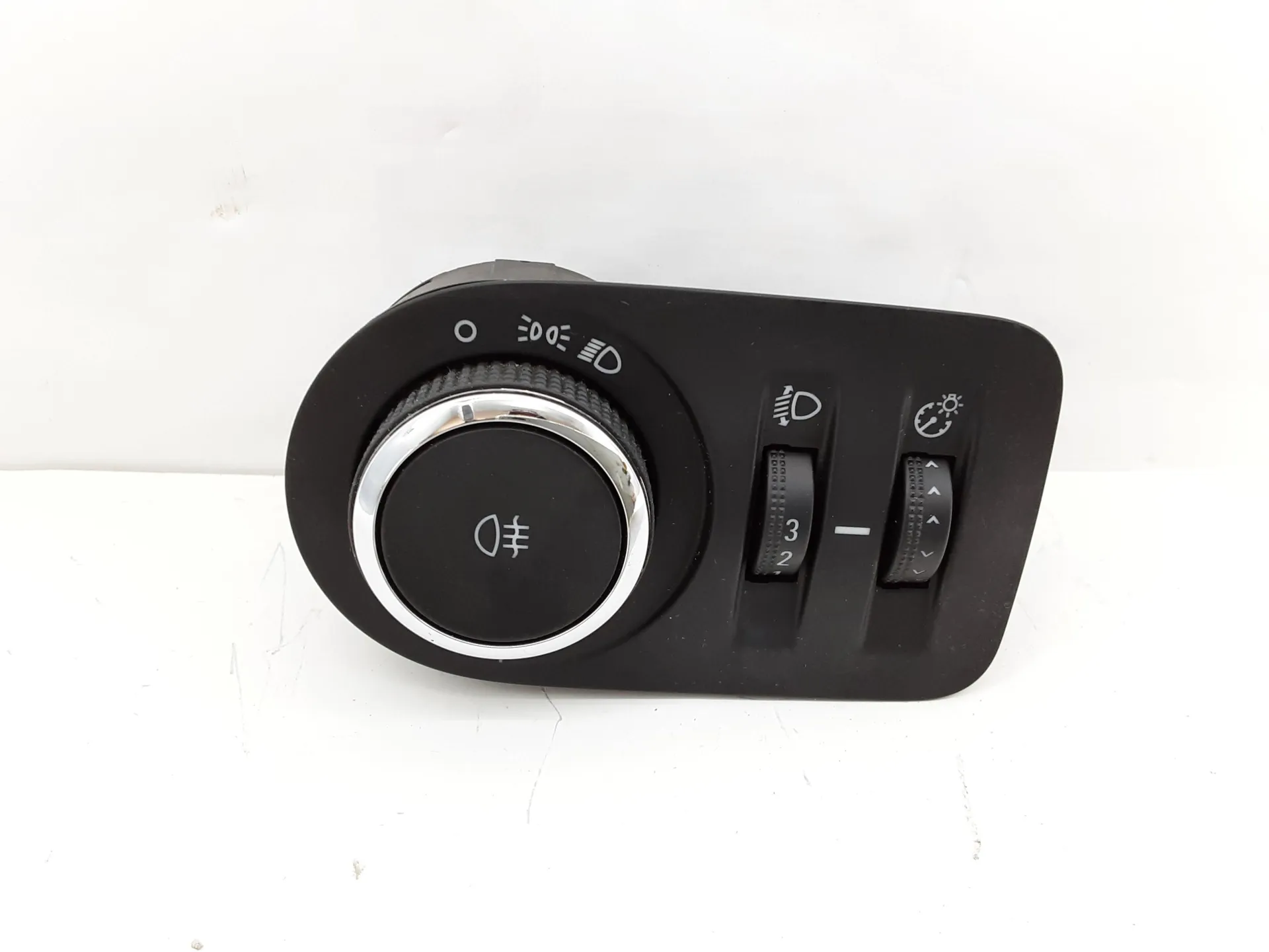 INTERRUTTORE COMANDO LUCI con codice 13470443 da OPEL Corsa E 3° Serie 1400 Benzina 66 kW / 90 CV con codice motore B14XER OPT./B 14 XEL, D 14 XEL (2017)
