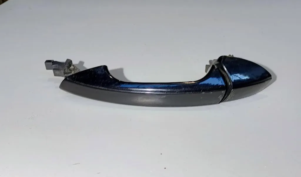 MANIGLIA ESTERNA POSTERIORE SINISTRA con codice A20476001709696 da MERCEDES Classe A Serie (W176) (12>18) 1461 diesel (2014)