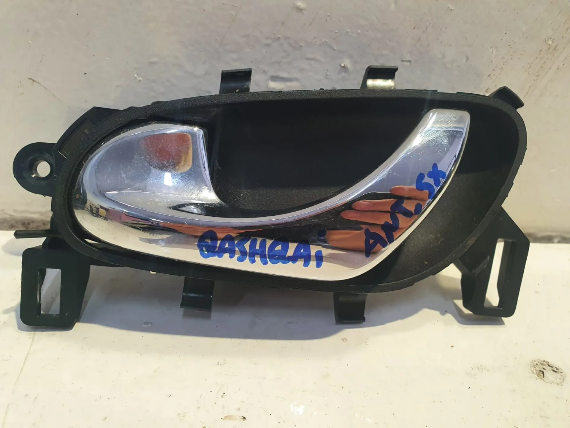 MANIGLIA INTERNA ANTERIORE SINISTRA con codice 80671 4EA 0A da NISSAN Qashqai Serie 1600 Diesel (2018)