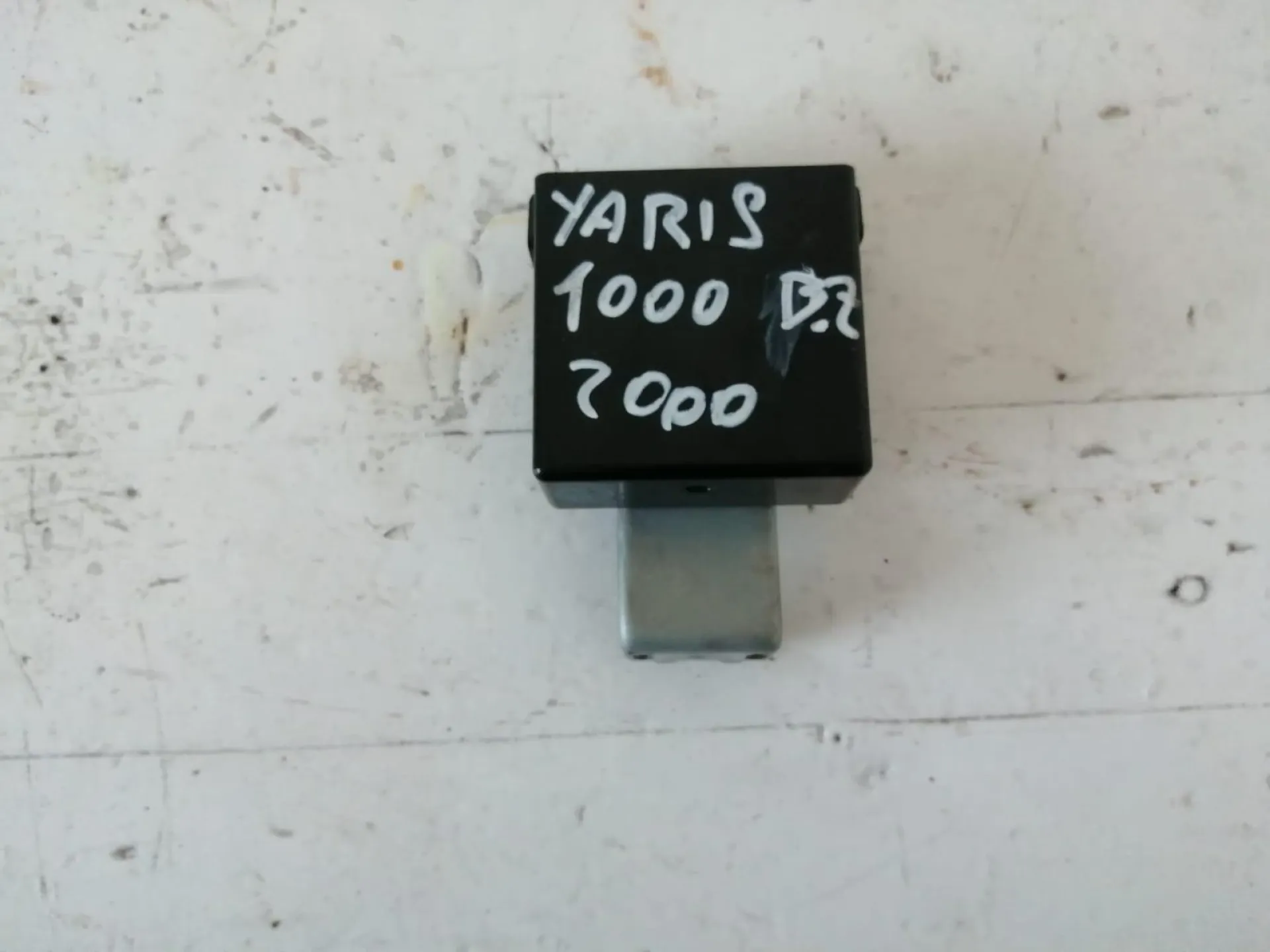 MODULO ELETTRONICO con codice 8865052100 da TOYOTA Yaris Serie (99>03) 1000 Benzina (2000)