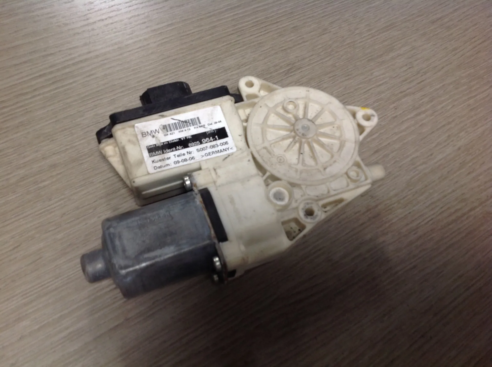 MOTORINO ALZAVETRO ANTERIORE DESTRA con codice 6925964-1 da BMW X3 1Â° Serie Diesel (2006)