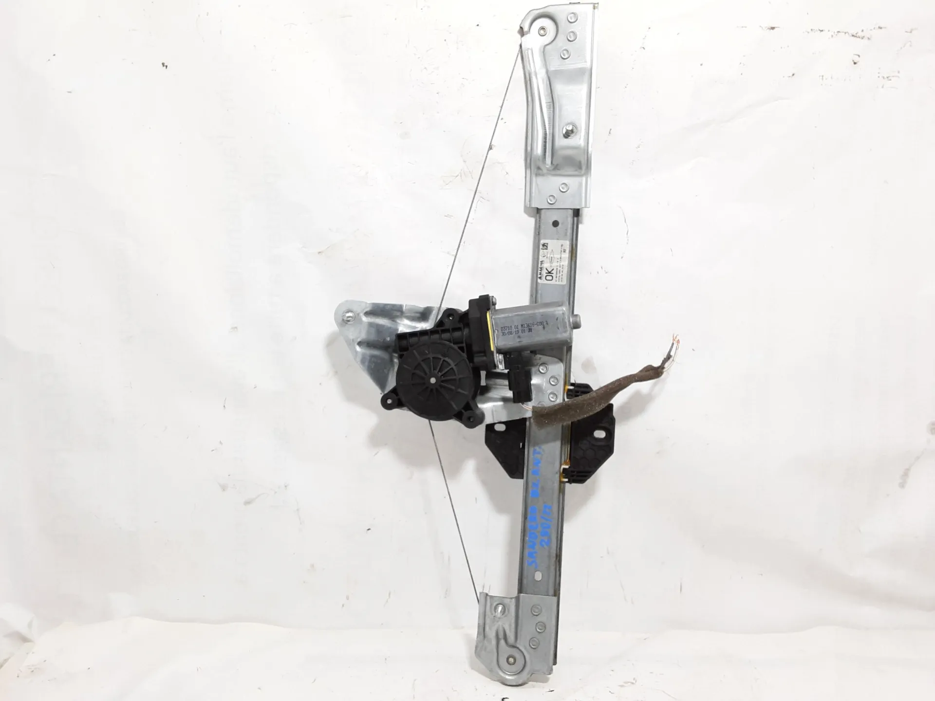 MOTORINO ALZAVETRO ANTERIORE DESTRA con codice 807209299 da DACIA Sandero Serie II (12>20) 1500 Diesel 70 kW / 95 CV con codice motore K9K U8/K9K 872 (2020)