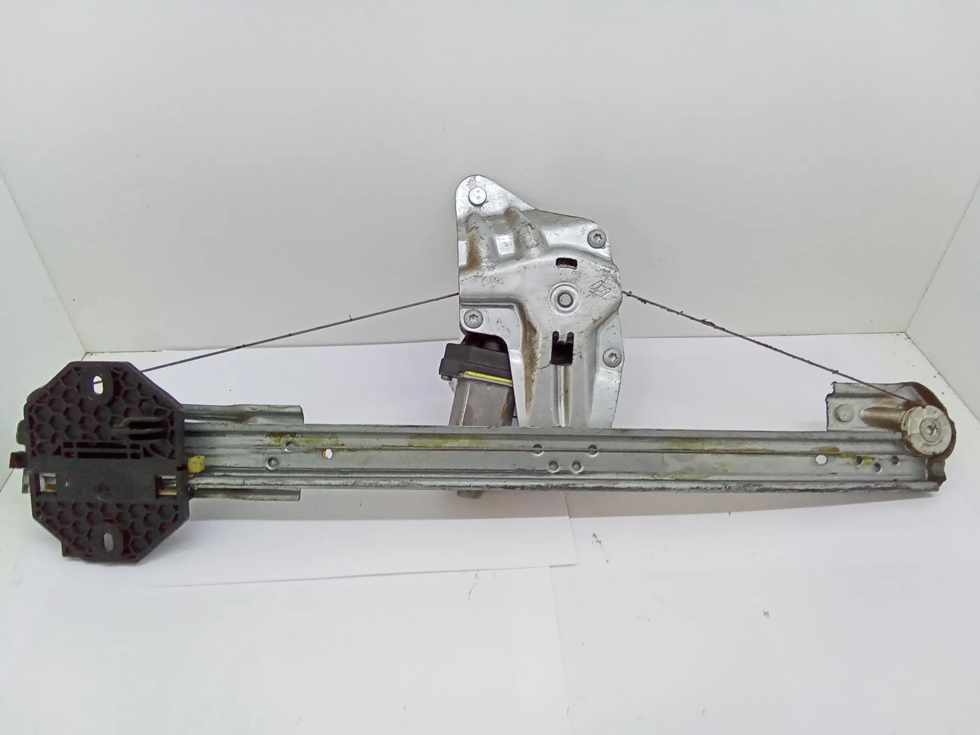 MOTORINO ALZAVETRO ANTERIORE DESTRA con codice 807209299 da DACIA Sandero Serie II (12>20) 1500 Diesel (2017)