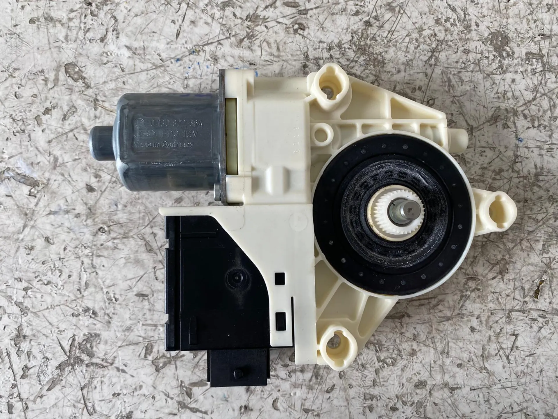 MOTORINO ALZAVETRO ANTERIORE DESTRA con codice C44131101 da JEEP Renegade Serie (14>) Diesel (2015)