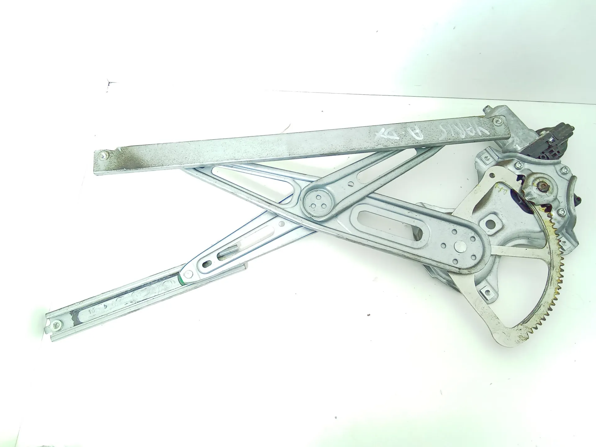 MOTORINO ALZAVETRO ANTERIORE DESTRA con codice 85710-0d100 da TOYOTA Yaris Serie (05>08) 1000 Benzina 50 (2007)