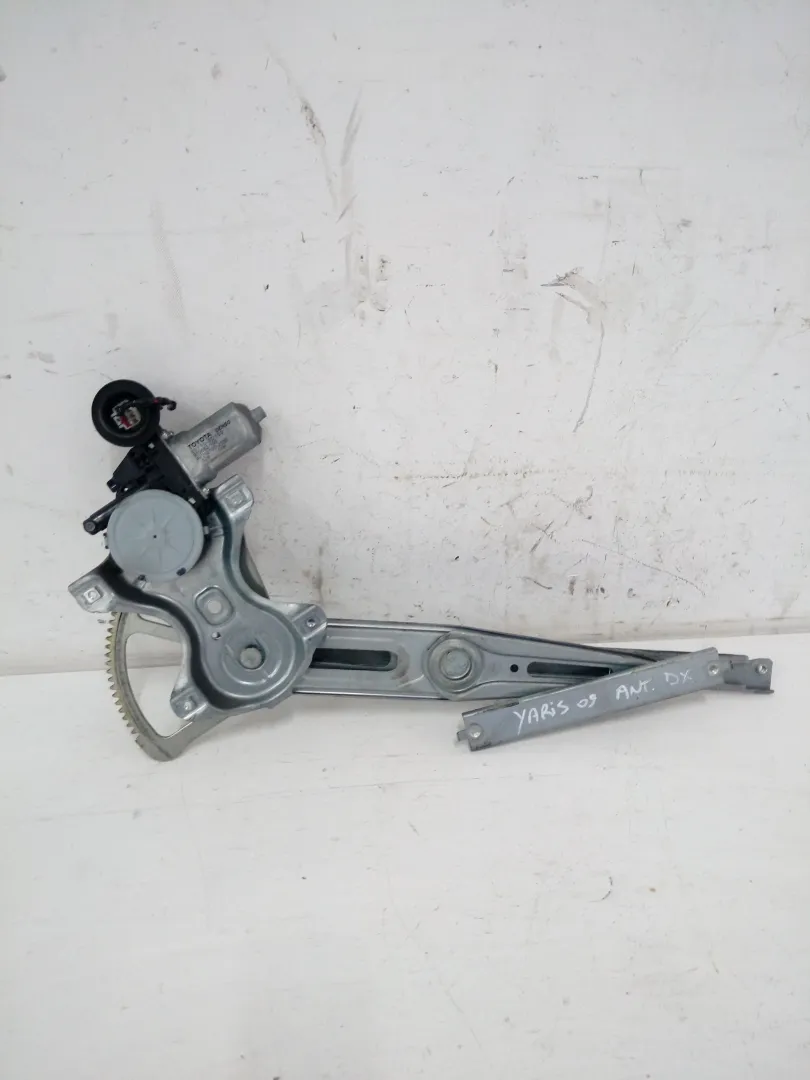 857100d100 / 973582100 / av2621002330 MOTORINO ALZAVETRO ANTERIORE DESTRA TOYOTA Yaris Serie (08>11) Diesel (2009)