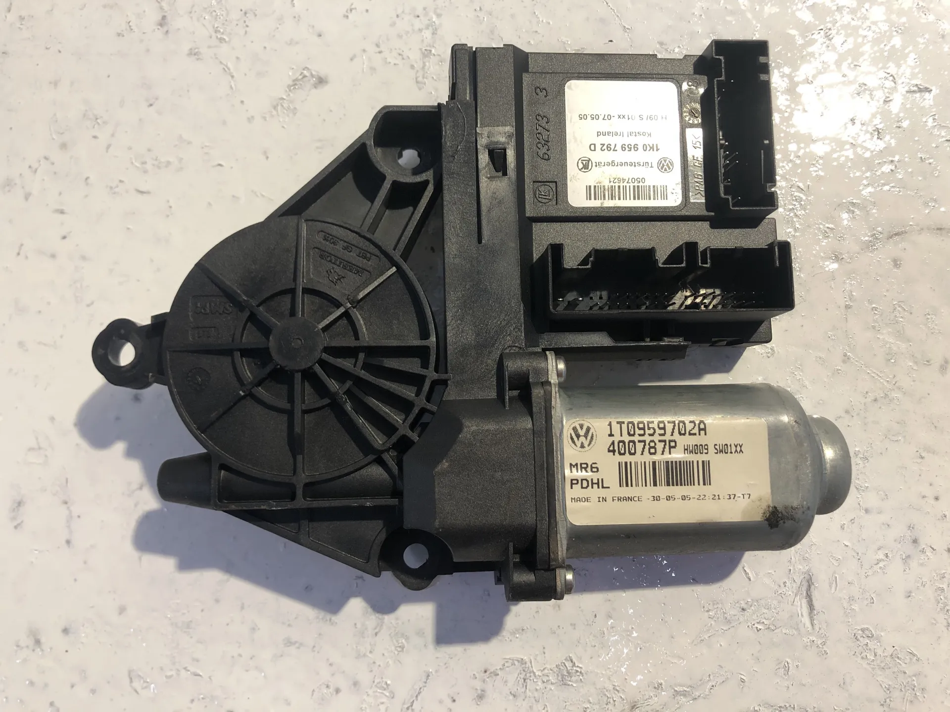MOTORINO ALZAVETRO ANTERIORE DESTRA con codice 05074621 / 1K0959792D / 1T0959702A / 400787P da VOLKSWAGEN Touran 1Â° Serie 2000 Diesel (2007)