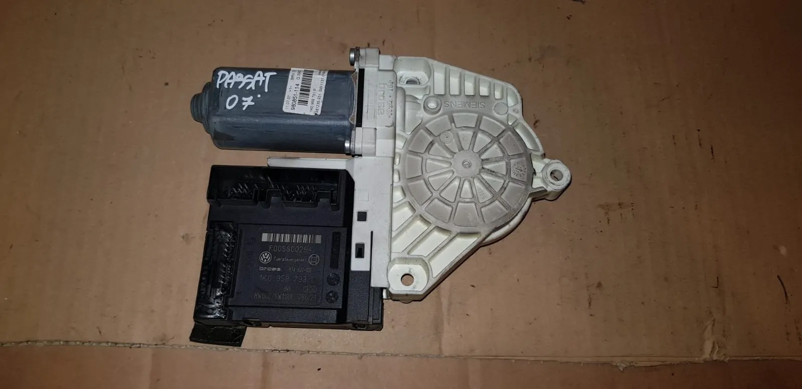 Motorino alzavetro anteriore destro Volkswagen Passat del 2007 CODICE RICAMBIO : 1K0959793L