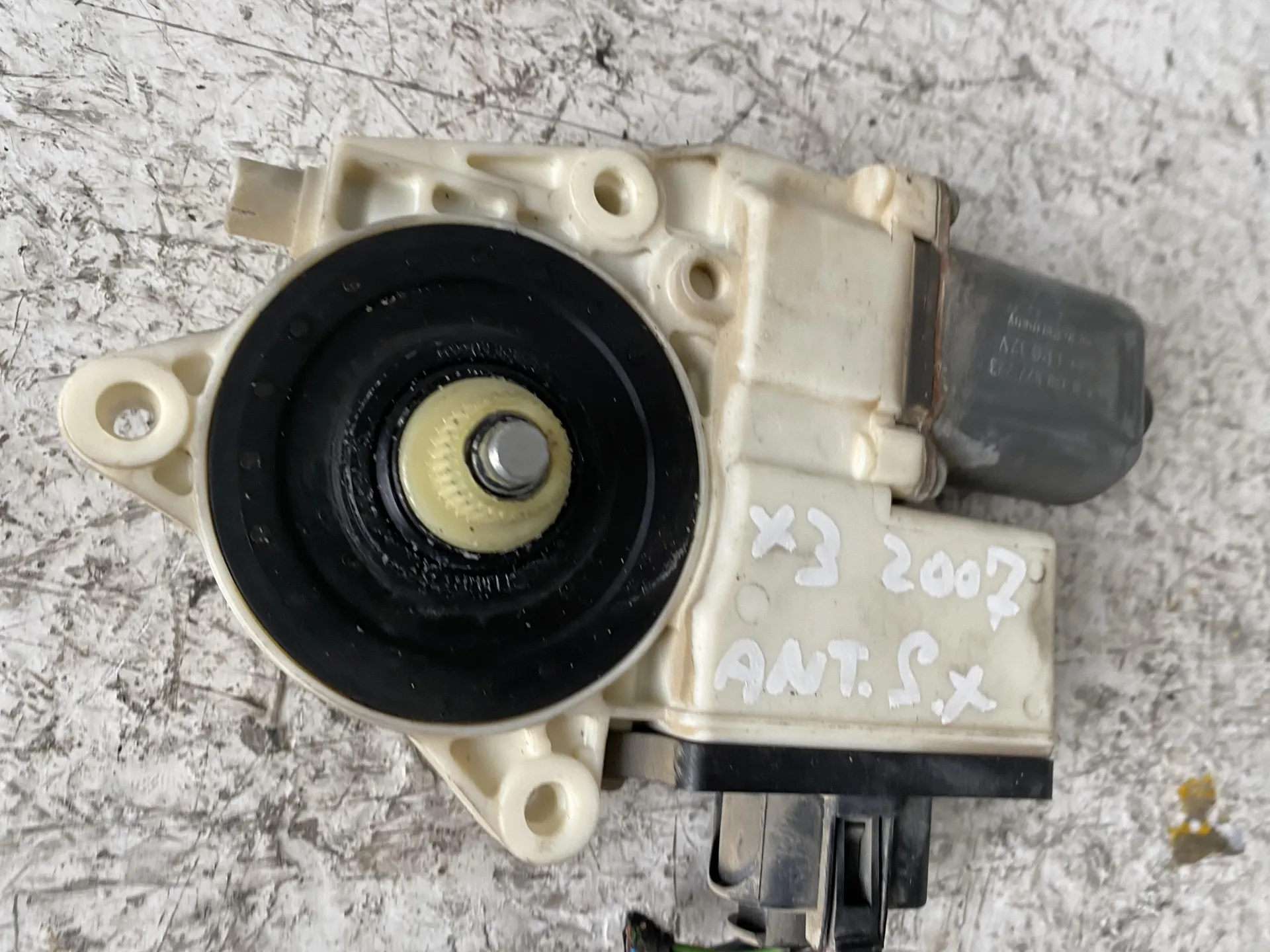 MOTORINO ALZAVETRO ANTERIORE SINISTRO con codice 69259631 da BMW X3 1Â° Serie 3000 Diesel (2007)