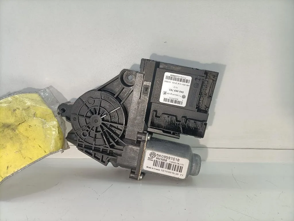 MOTORINO ALZAVETRO ANTERIORE SINISTRO con codice 5K0959793/5K0959701B da VOLKSWAGEN Golf 6 Berlina (08>12) 1598 diesel (2009)