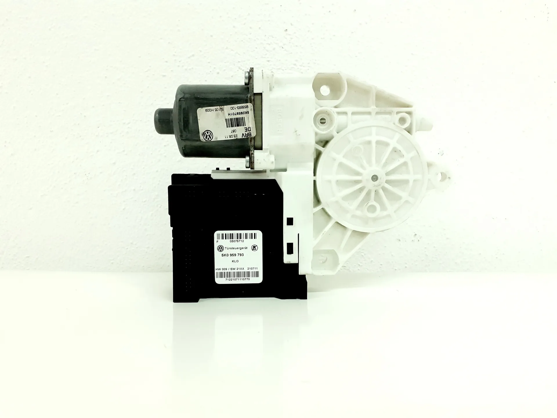 MOTORINO ALZAVETRO ANTERIORE SINISTRO con codice 5K0959701H / 5K0959793 da VOLKSWAGEN Golf 6 Berlina (08>12) 2000 Diesel 81 (2010)
