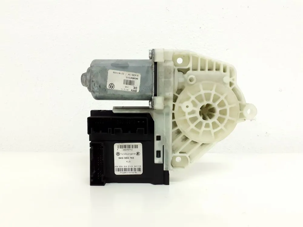 MOTORINO ALZAVETRO ANTERIORE SINISTRO con codice 5K0959701D / 5K0959793 da VOLKSWAGEN Golf 6 Berlina (08>12) 2000 Diesel 81 (2010)