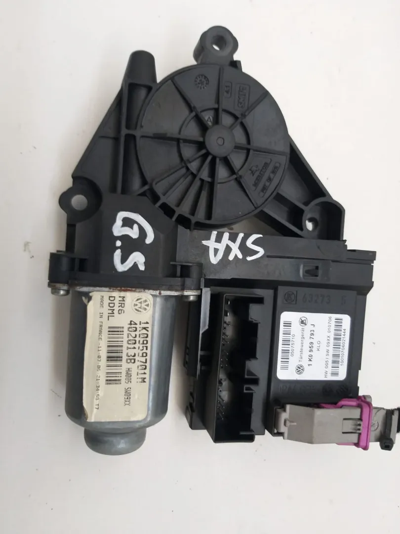 Motorino alzavetro anteriore sinsitro Volkswagen Golf 5 del 2007 1.6 Benzina CODICE RICAMBIO : 1K0959701M