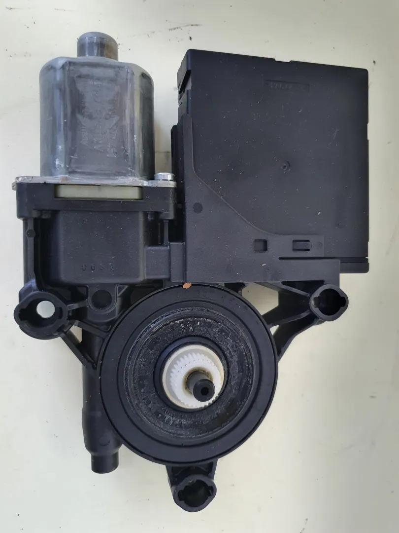 Motorino alzavetro anteriore sinsitro Volkswagen Passat del 2013 CODICE RICAMBIO : 0130822451