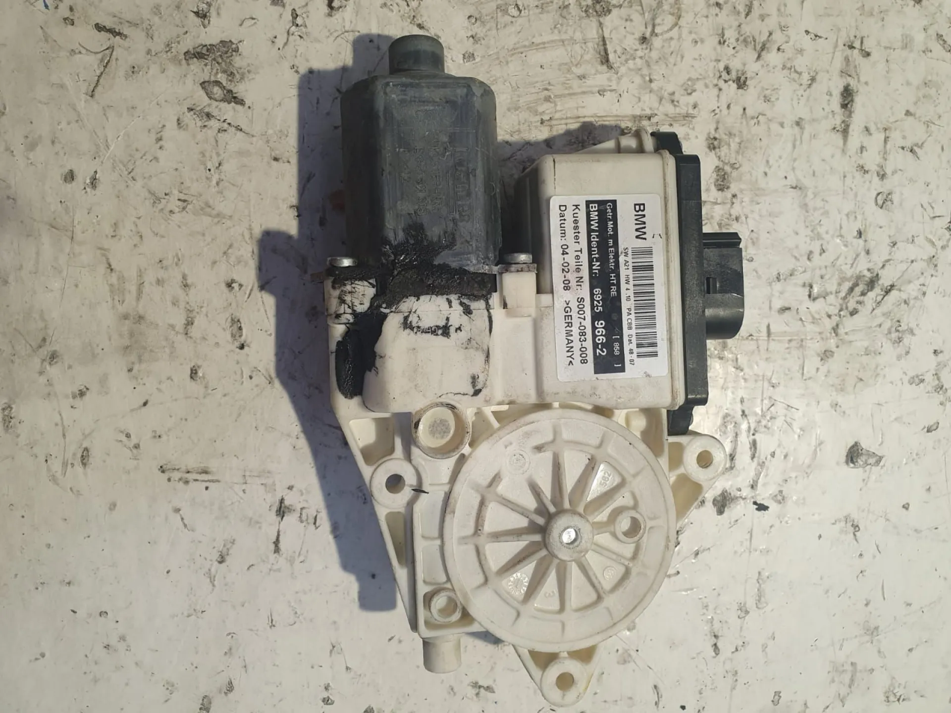MOTORINO ALZAVETRO POSTERIORE DESTRA con codice 0130822236 / 69259662 / S007083008 da BMW X3 1Â° Serie Diesel (2009)
