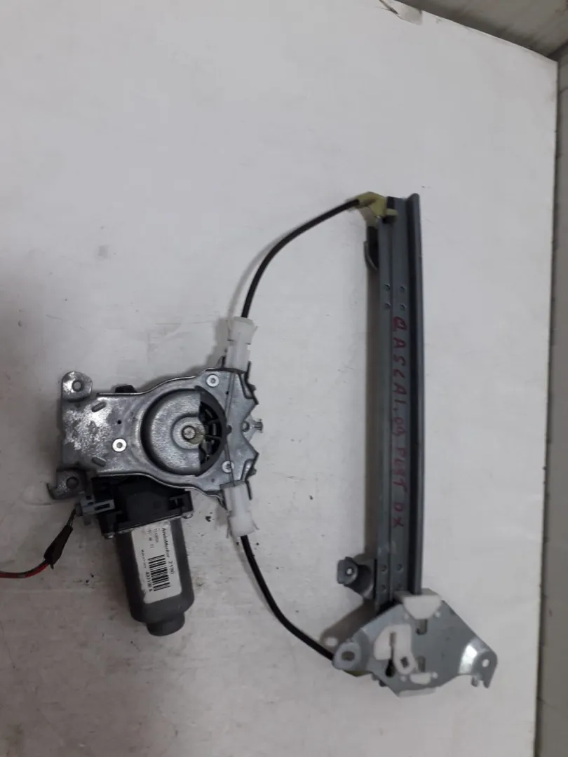 MOTORINO ALZAVETRO POSTERIORE DESTRA con codice 402190A / ARVIN MERITOR 2190 da NISSAN Qashqai 2Â° Serie 1500 Diesel (2012)
