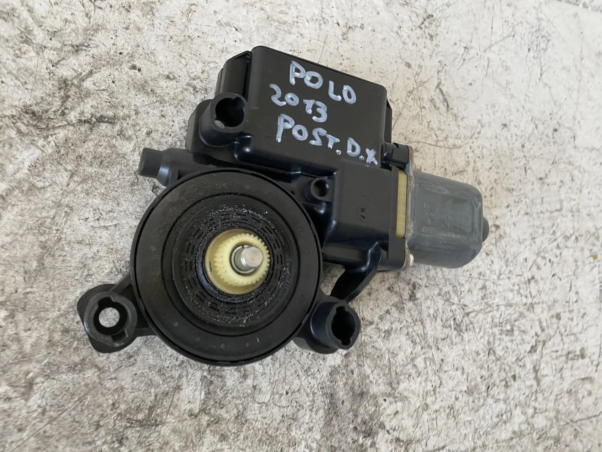 MOTORINO ALZAVETRO POSTERIORE DESTRA con codice 6R0959812B da VOLKSWAGEN Polo 5Â° Serie 1200 Benzina con codice motore CGP/CGP (2013)