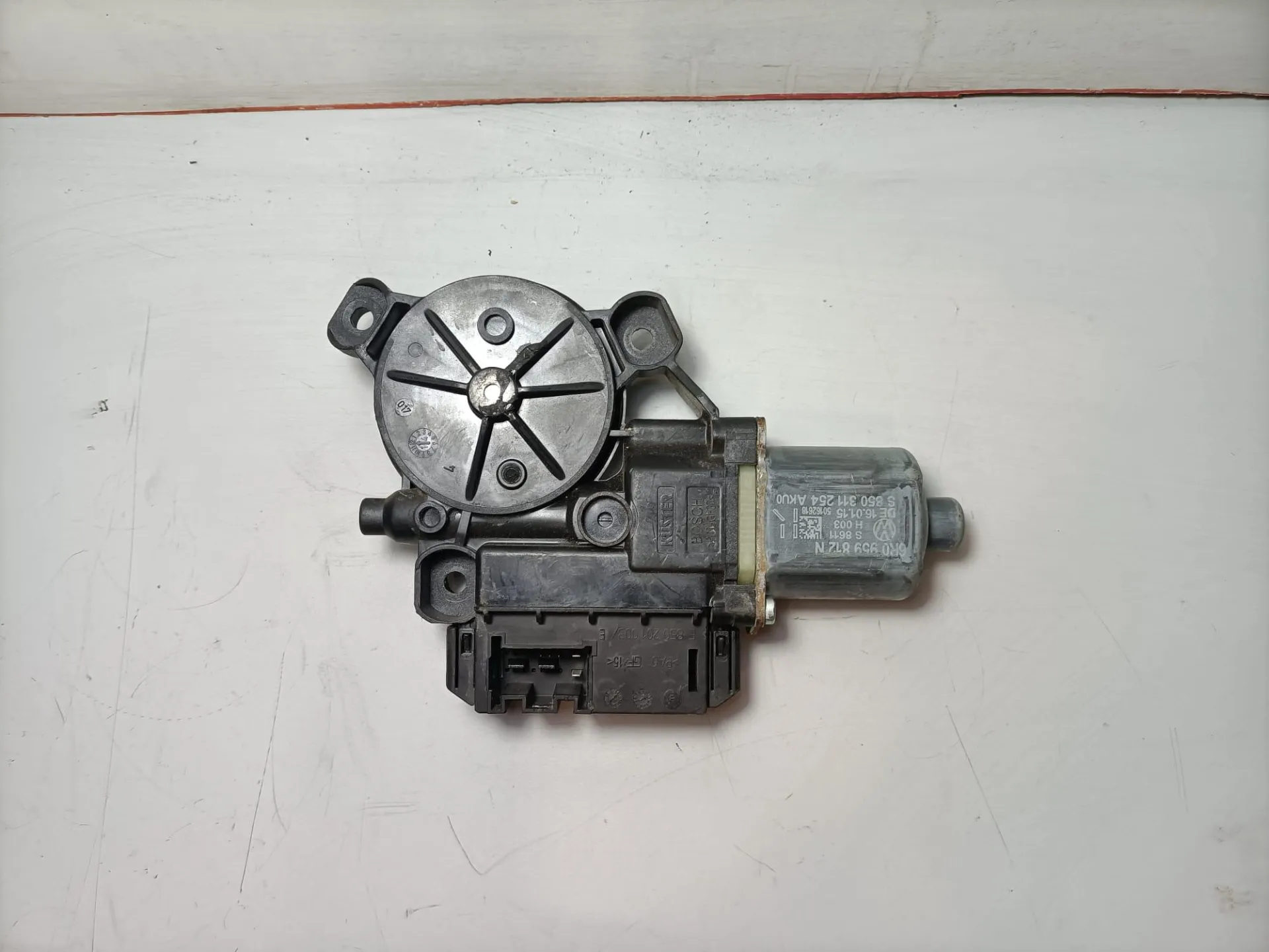 MOTORINO ALZAVETRO POSTERIORE DESTRA con codice 6R0959812N da VOLKSWAGEN Polo 5Â° Serie Benzina (2012)