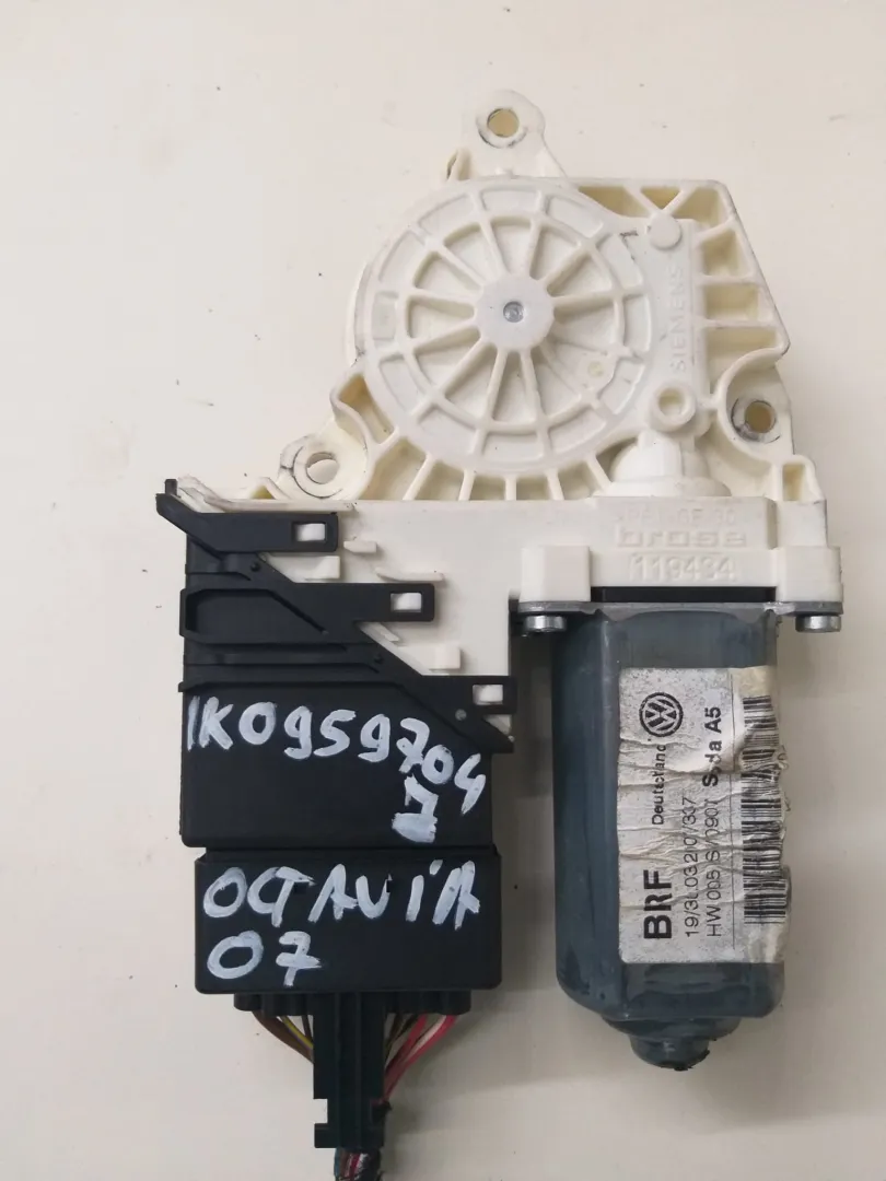 Motorino alzavetro posteriore destro Skoda Octavia del 2008 1.9 Diesel CODICE RICAMBIO : 1K0959704J