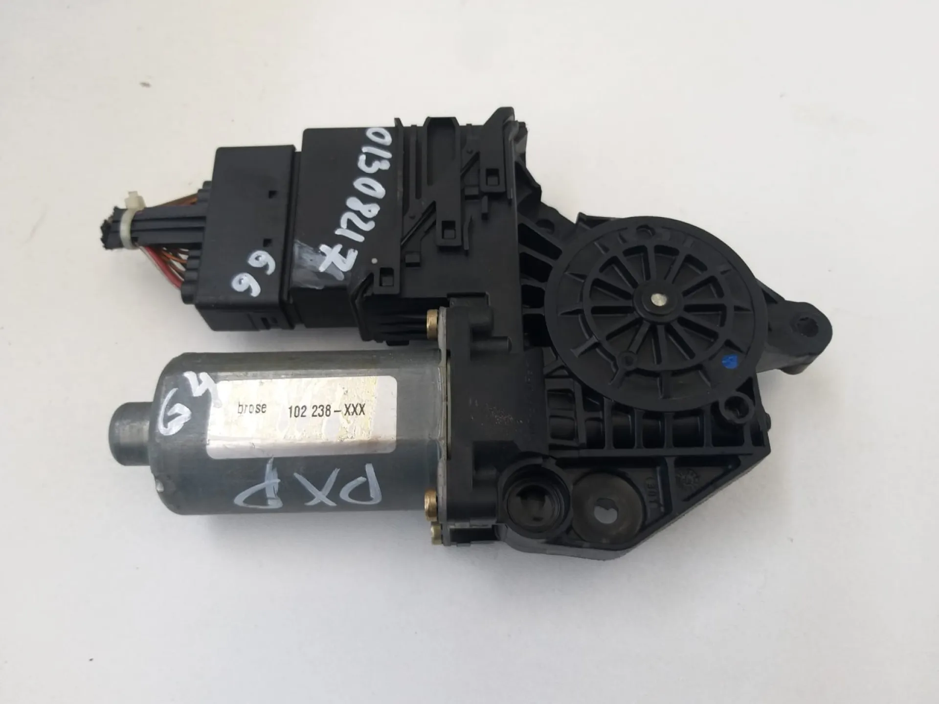 Motorino alzavetro posteriore destro Volkswagen Golf 4 del 2002 1.9 Diesel CODICE RICAMBIO : 0130821766